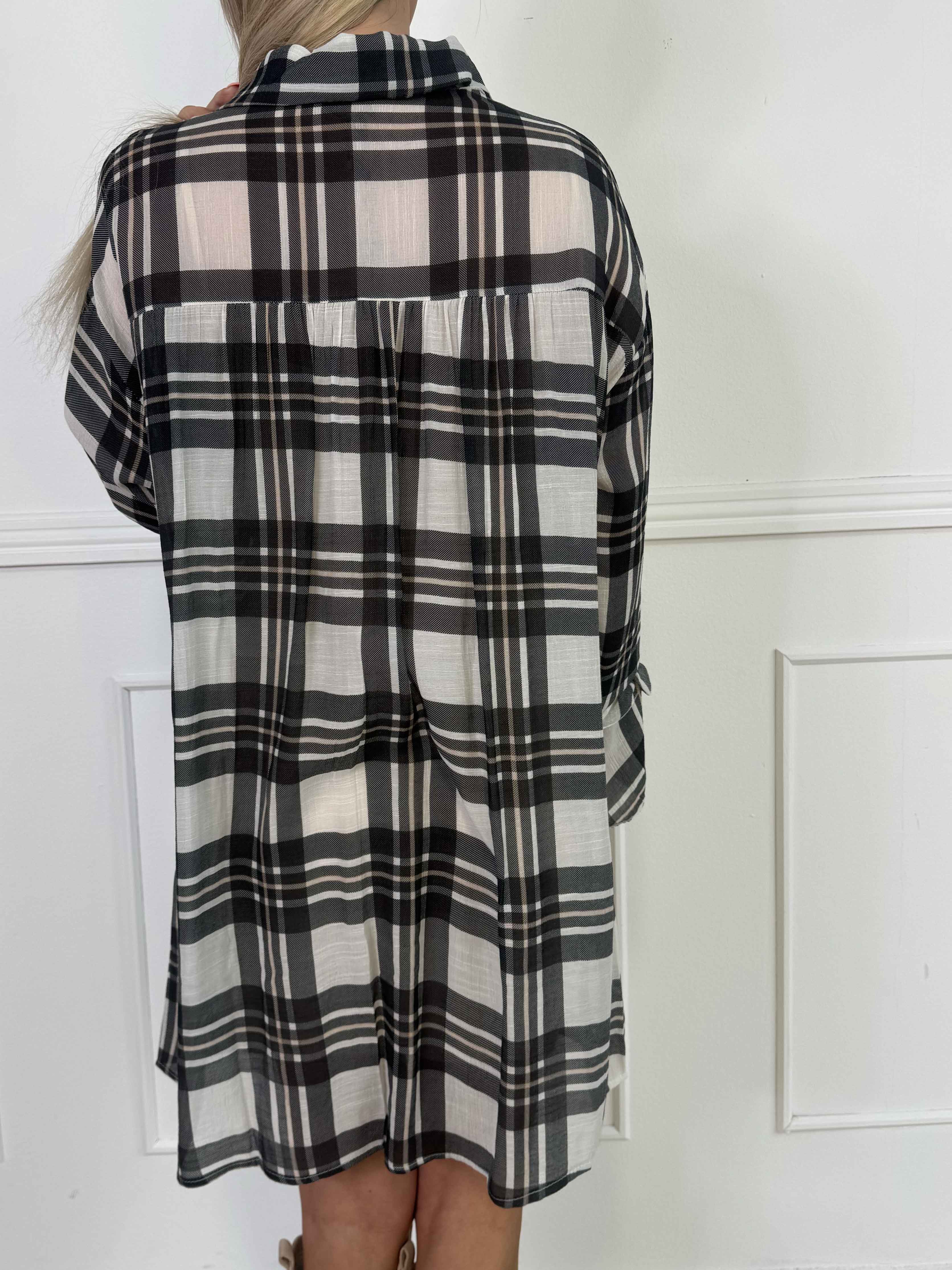 Yanira - Ternet tunikakjole i viskose med fine flæser